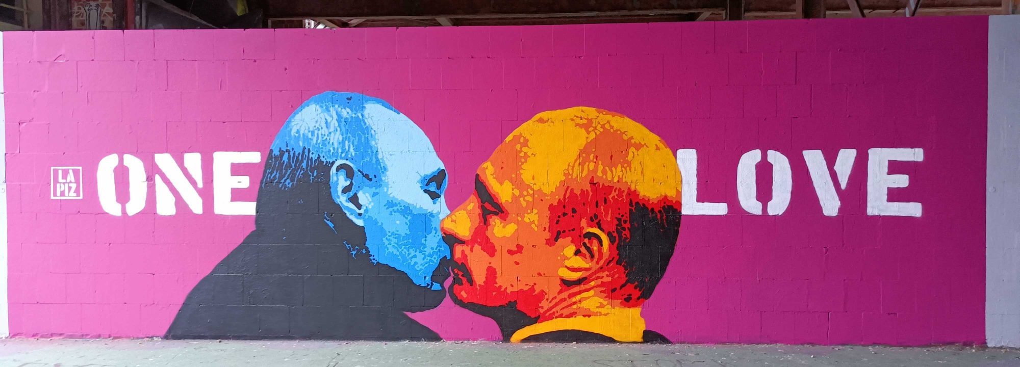 One Love, a Kiss on a Magenta Wall — Street art by Lapiz in Berlin