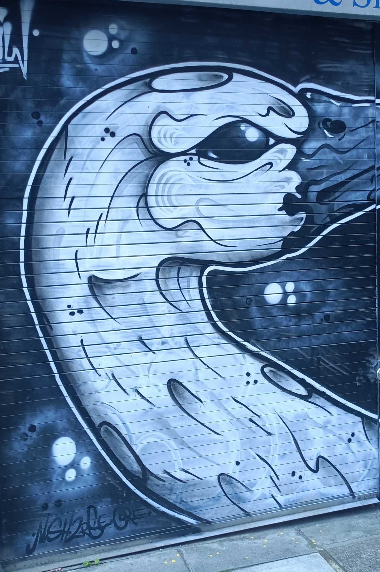 Créature abstraite blanche — Street art à London