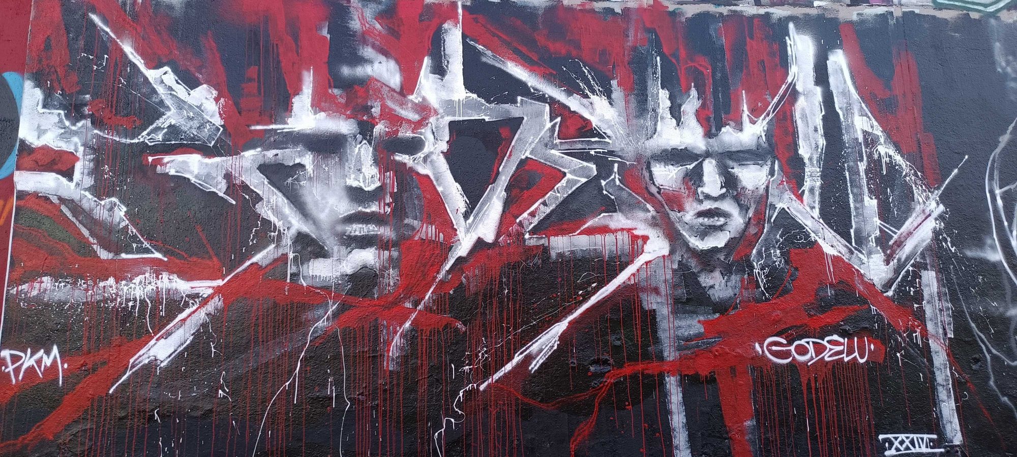 Deux visages tourmentés par Godelu — Street art de Godelu à Nantes