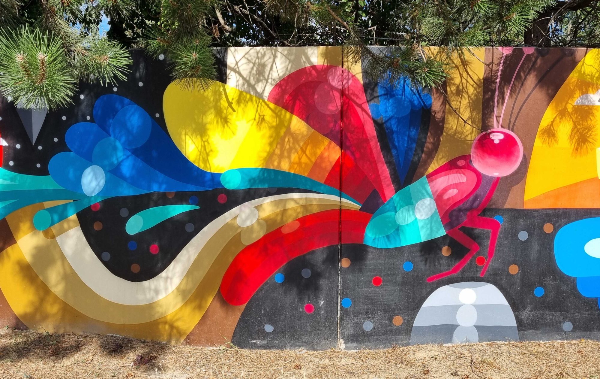 Fresque cosmique - mante rose sur fond sombre — Street art à Strasbourg