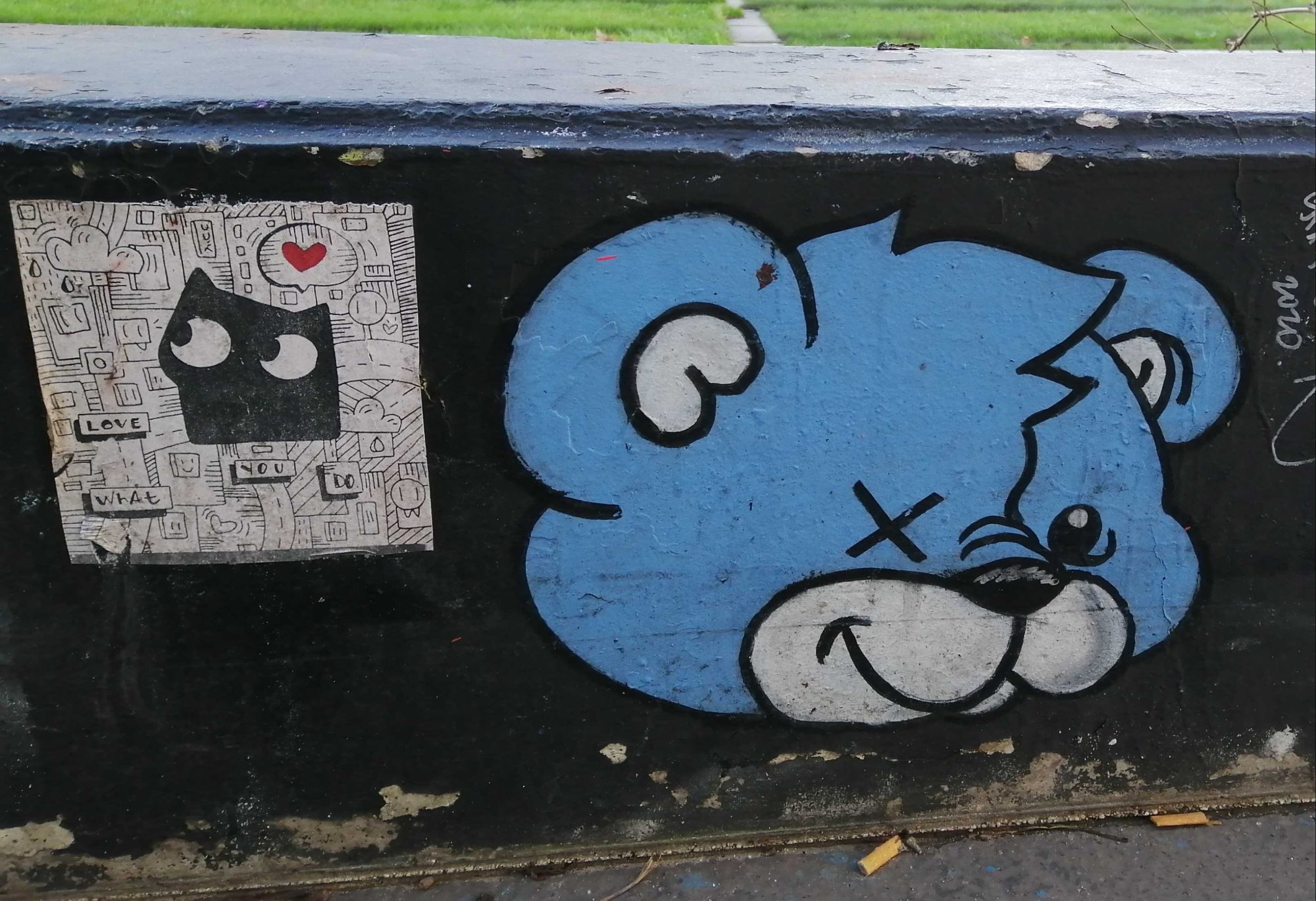 Blue bear and urban cat — Street art in Paris