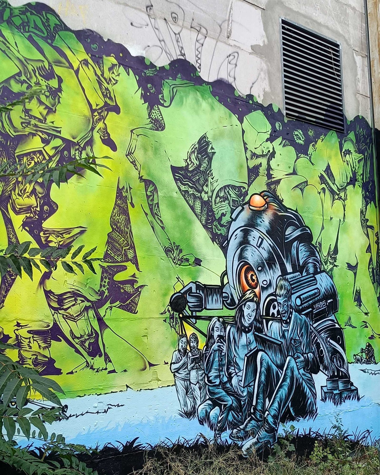 Steampunk Robot in the Vegetation — Street art by Felix Gephart in Berlin