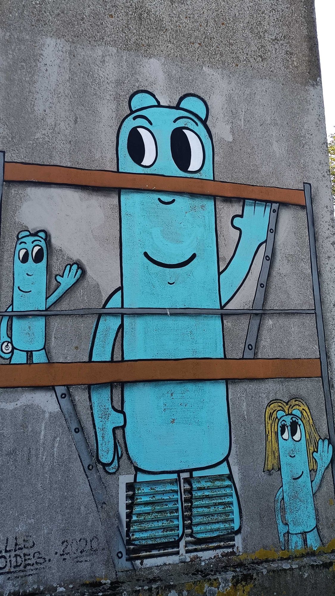 Les Oides behind the railings — Street art by Les Oides in Cordemais