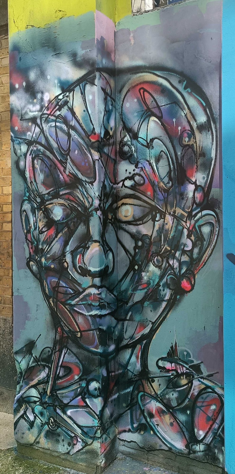 Tête d'entrelacs et insectes — Street art à London