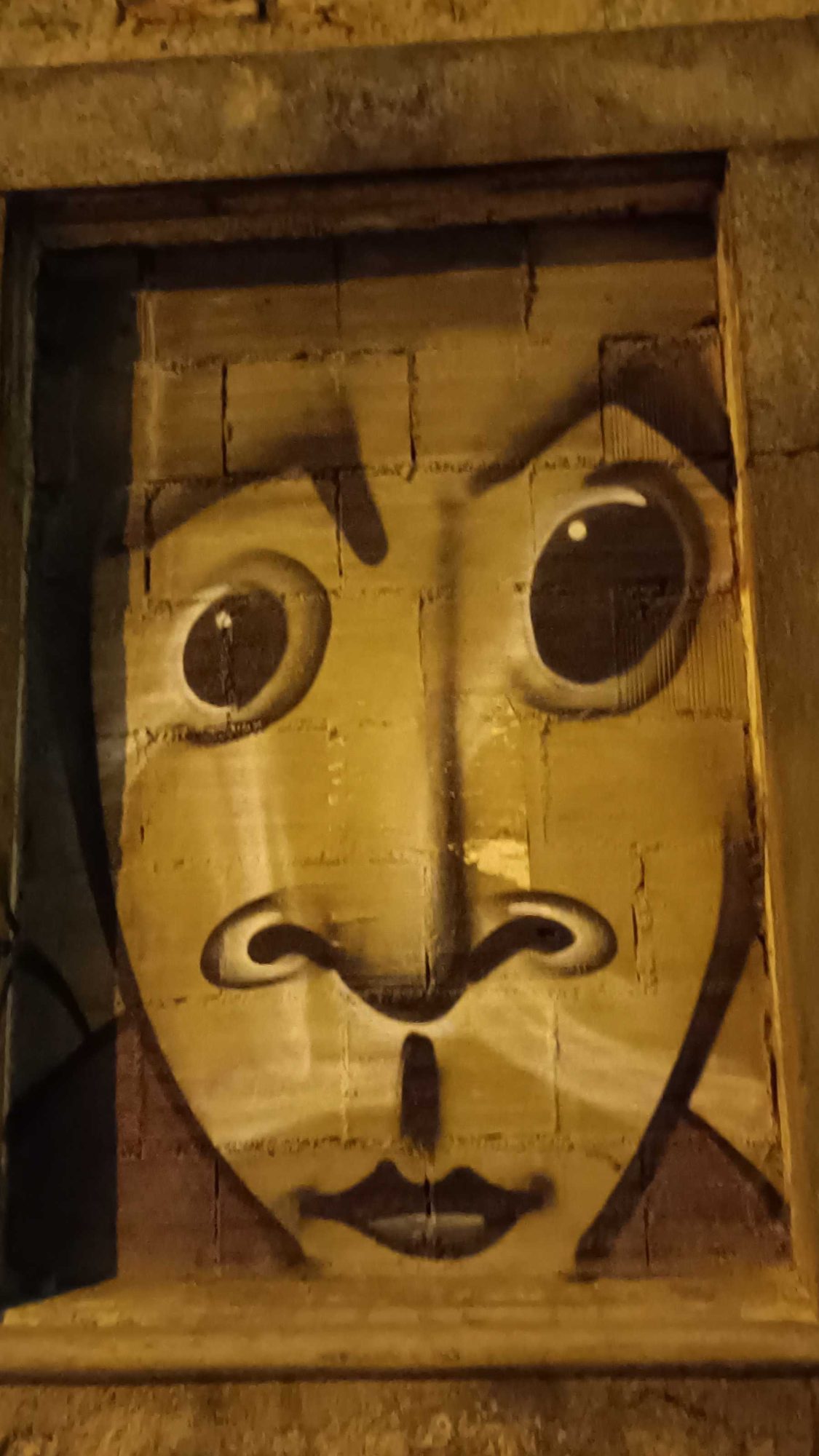Visage naïf dans une niche par Nuno Costah — Street art de Nuno Costah à Porto