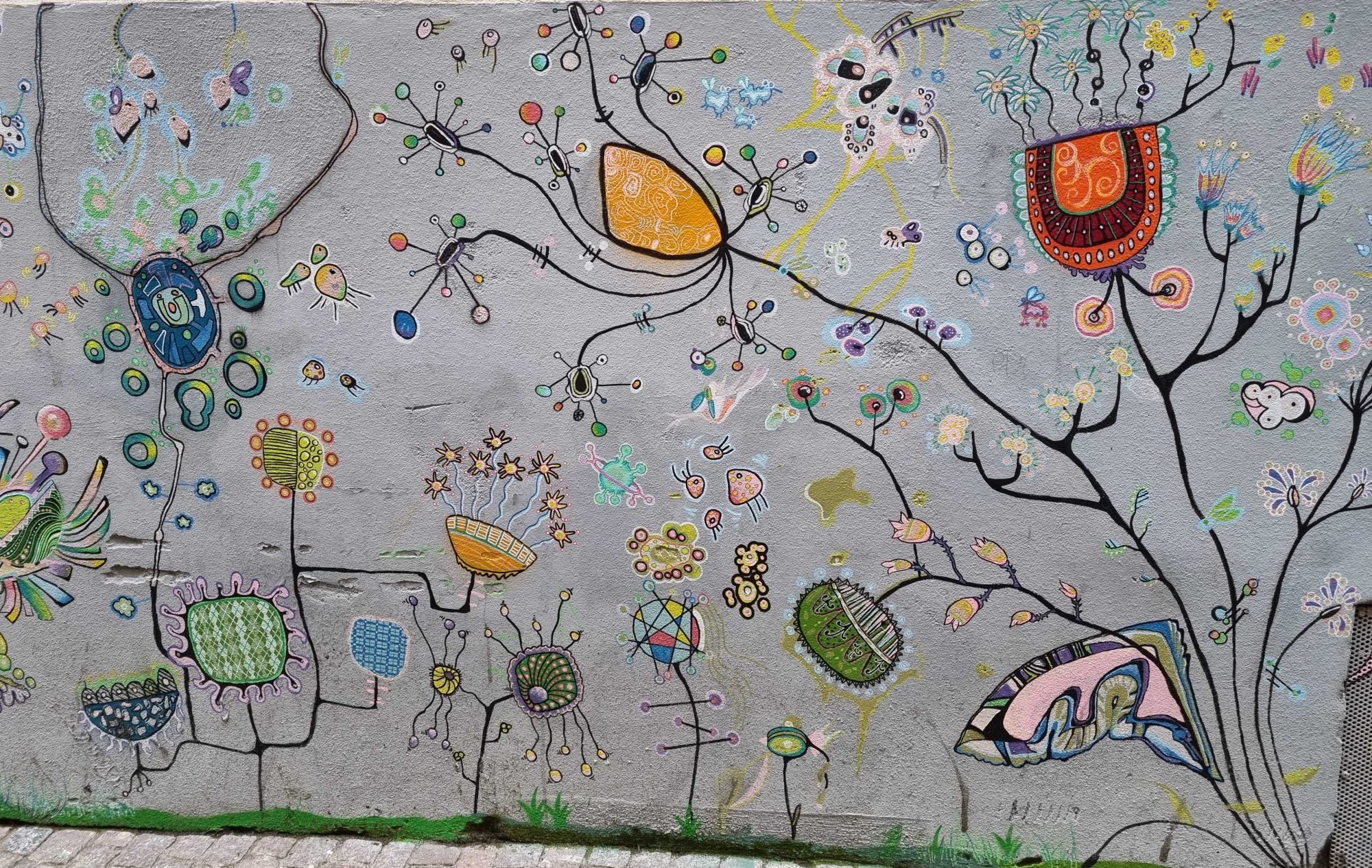 Univers microscopique fantaisiste — Street art à Clermont-Ferrand