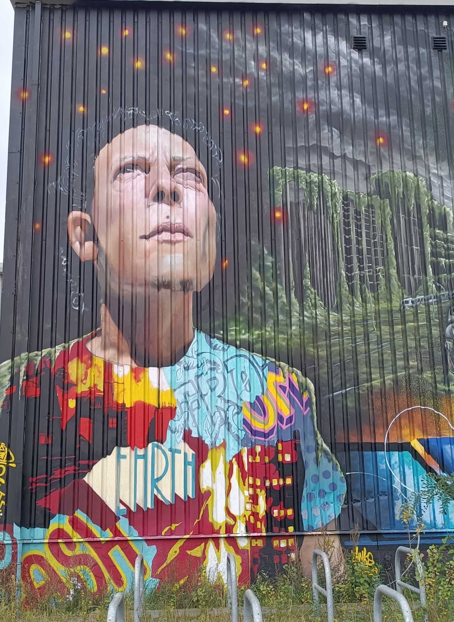 Portrait monumental d'un jeune homme — Street art à Berlin