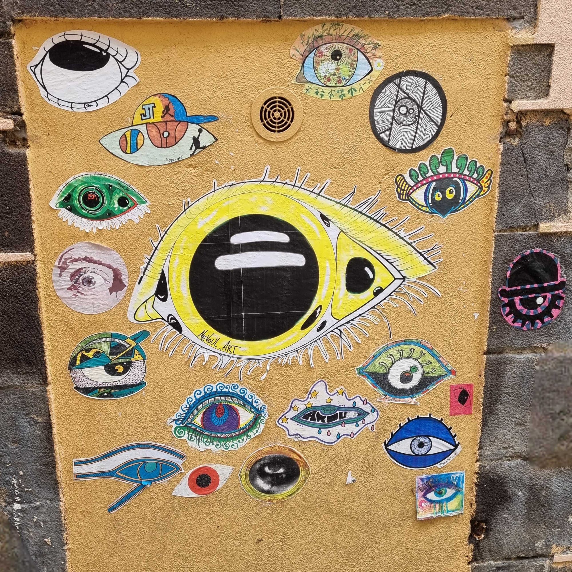Collection d'yeux en stickers — Street art à Clermont-Ferrand