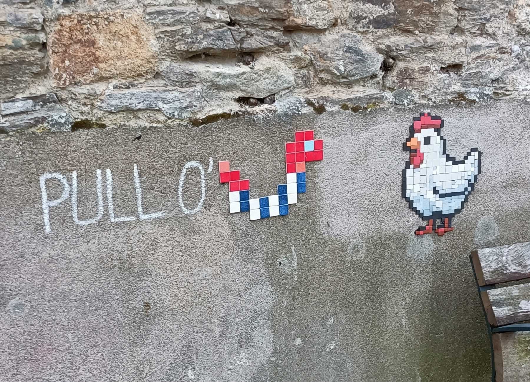 The mosaic hen and the tricolour ribbon — Street art in Nantes