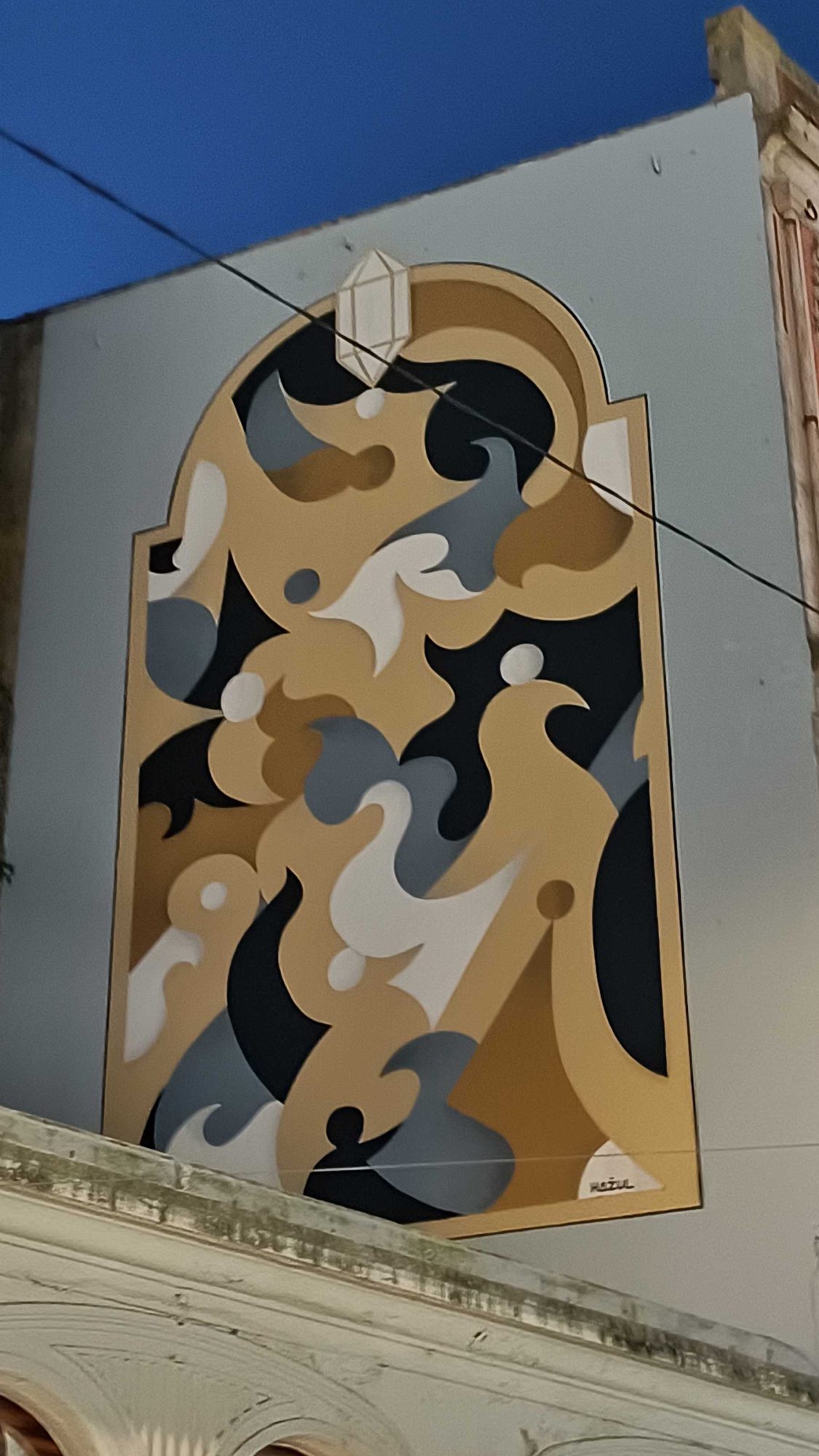 Le panneau en arc de Hazul — Street art de Hazul à Porto