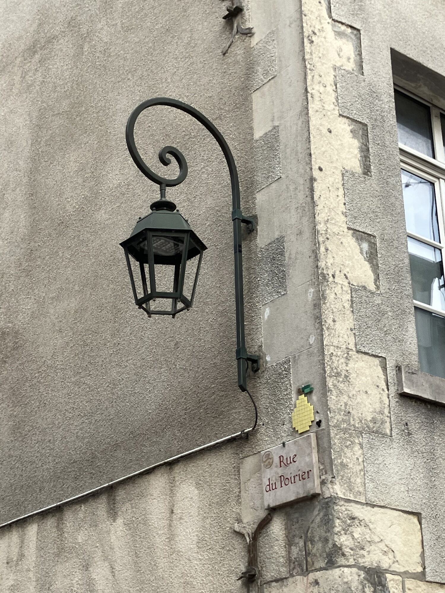 La poire de la rue du Poirier — Street art de Mifamosa à Orléans