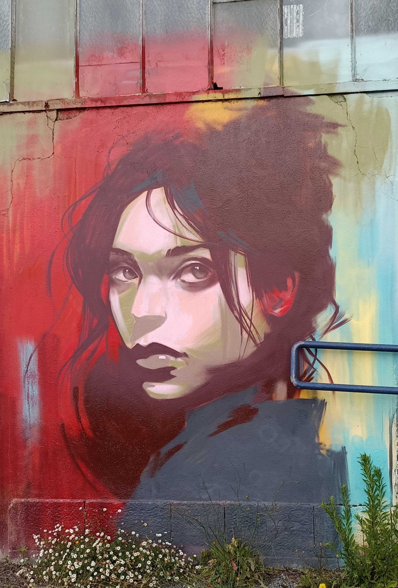 Portrait féminin sur fond rouge par Jef — Street art de Jef à Redon