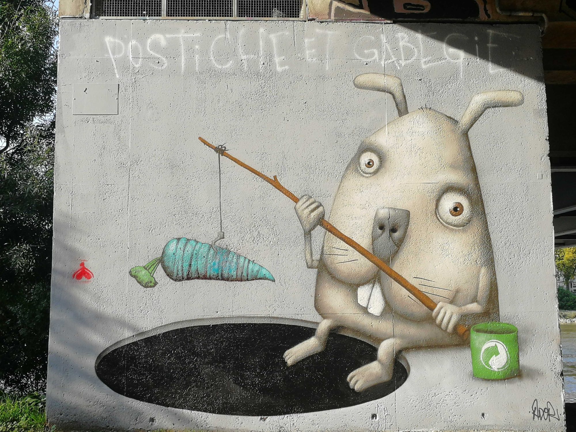 Lapin qui pêche une carotte — Street art de Ador à Nantes