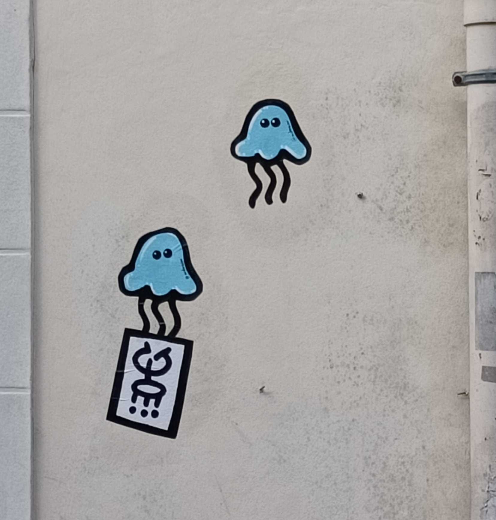 Les deux méduses bleues — Street art de Mister Zion à Nantes