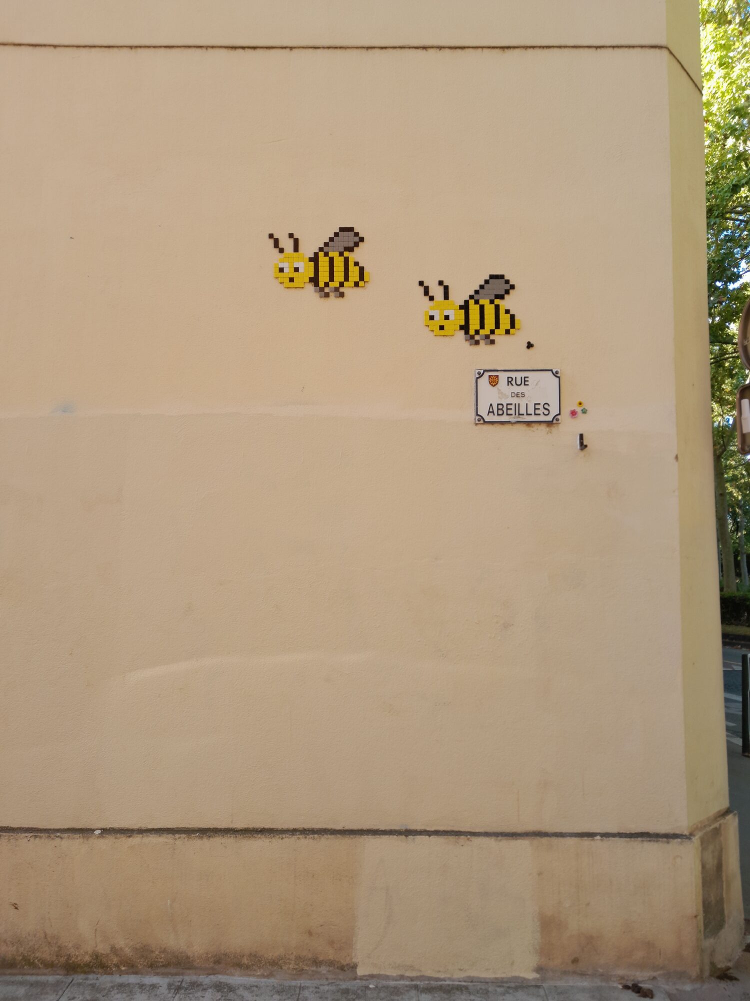Abeilles de la rue des Abeilles — Street art de Mifamosa à Toulouse