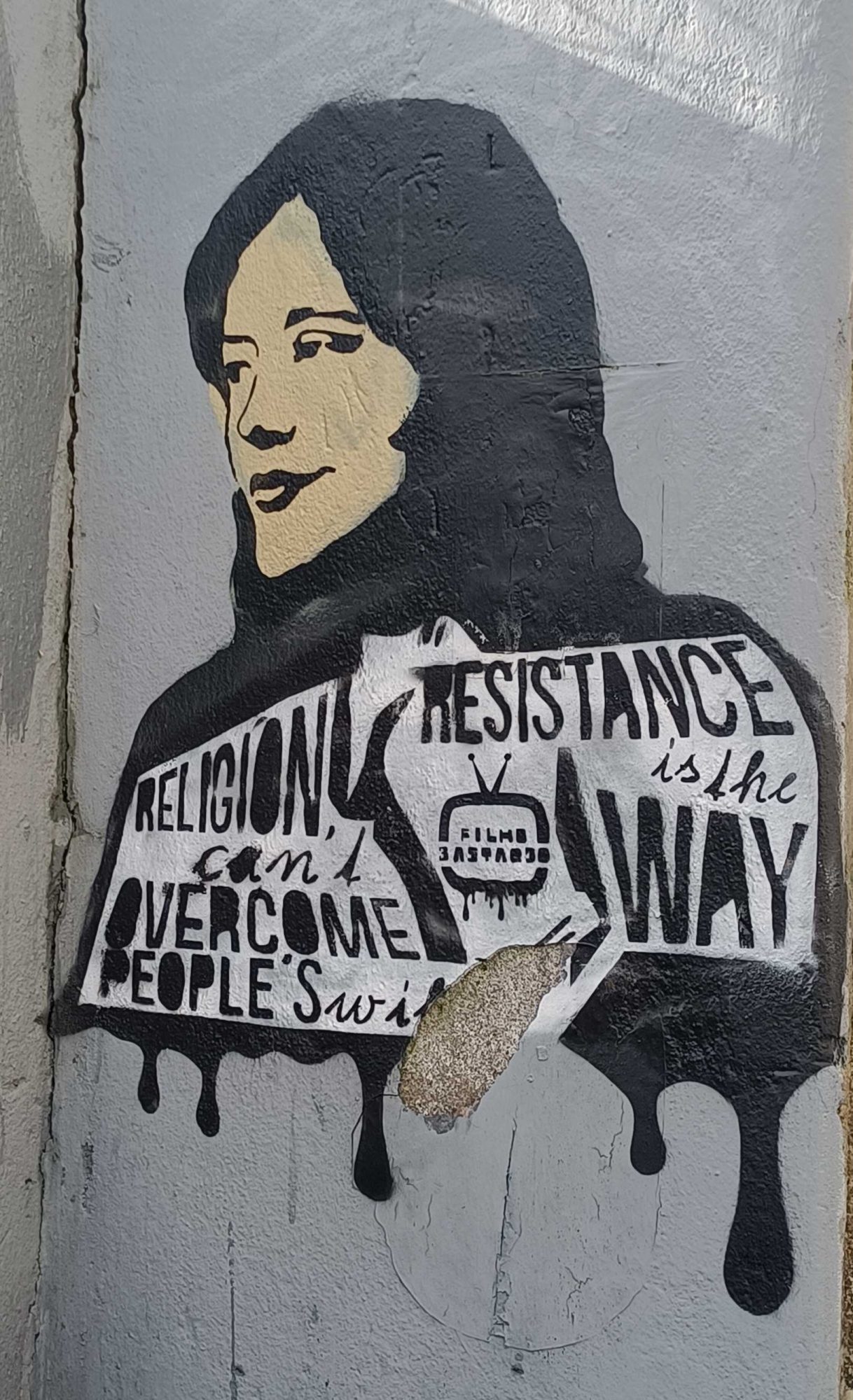 Résistance et liberté des femmes — Street art à Porto
