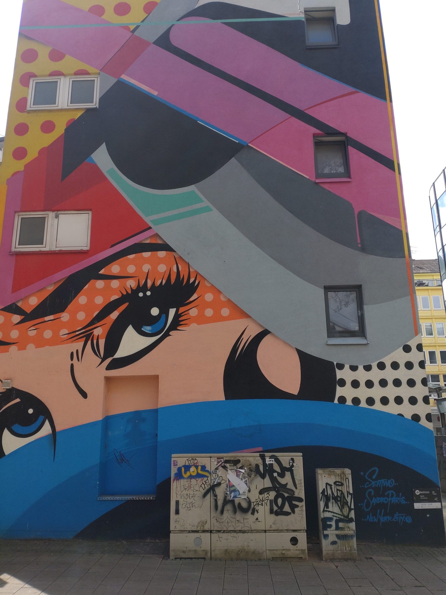 Visage pop art aux yeux bleus — Street art de Sen2 à Saarbrücken
