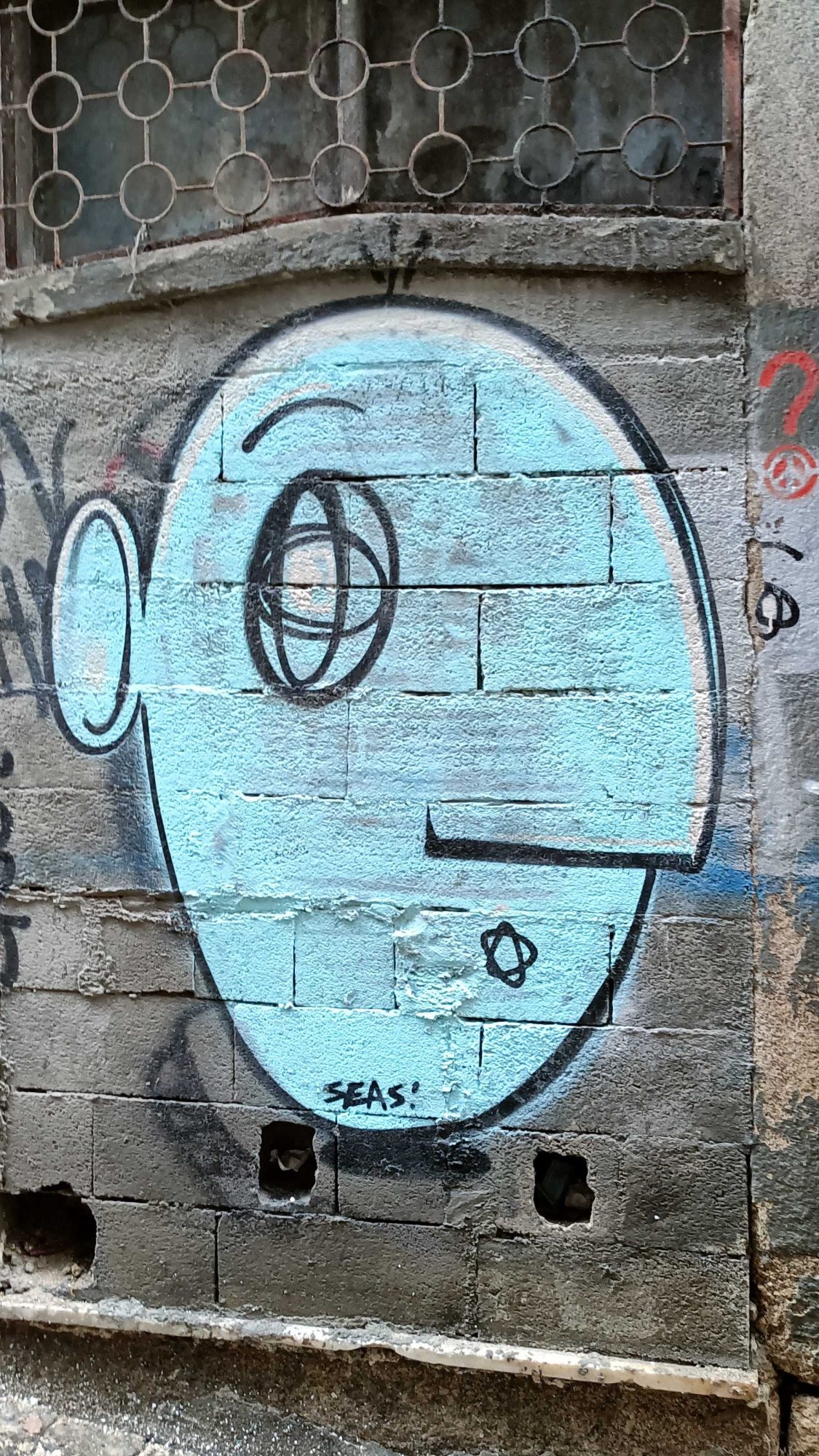 Visage rond turquoise par Seas — Street art à Porto