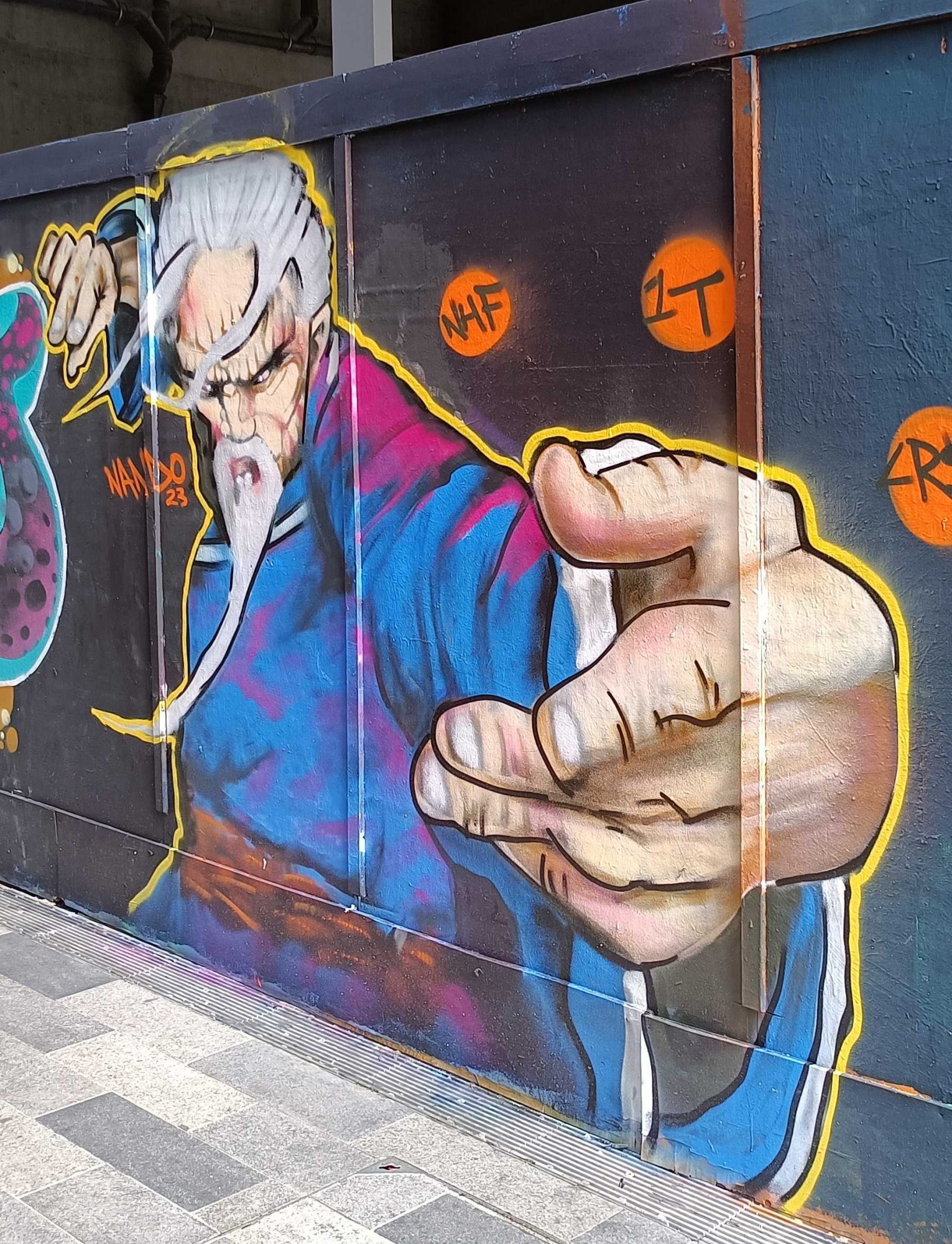 Le maître au poing tendu — Street art à London