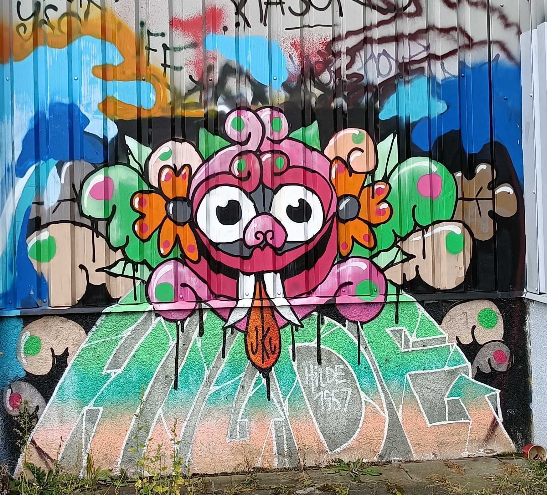 Colorful Flowery Cartoon Creature — Street art in Berlin