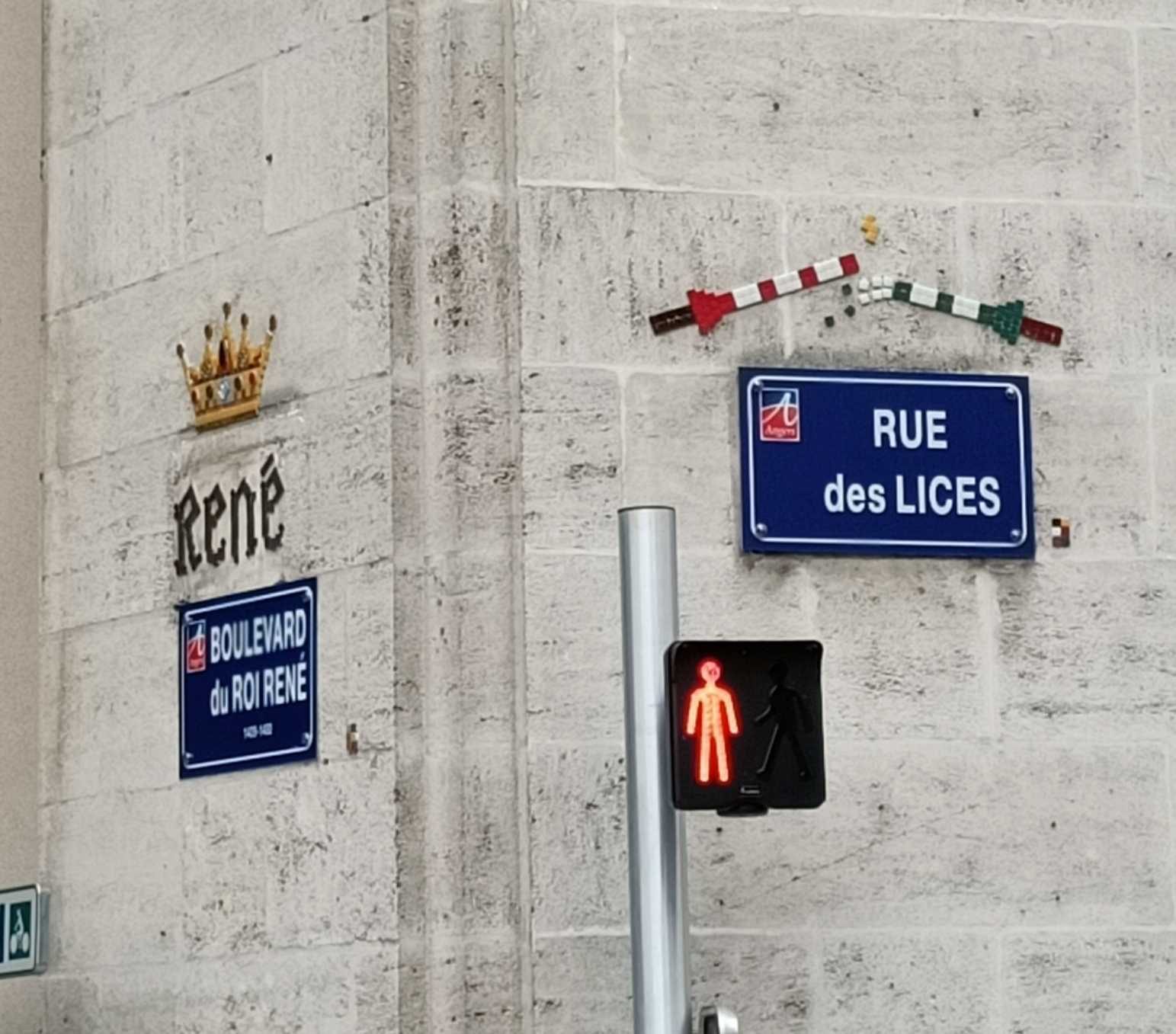 Waldo's Installations, Rue des Lices Angers — Street art by Waldo, Mifamosa in Angers