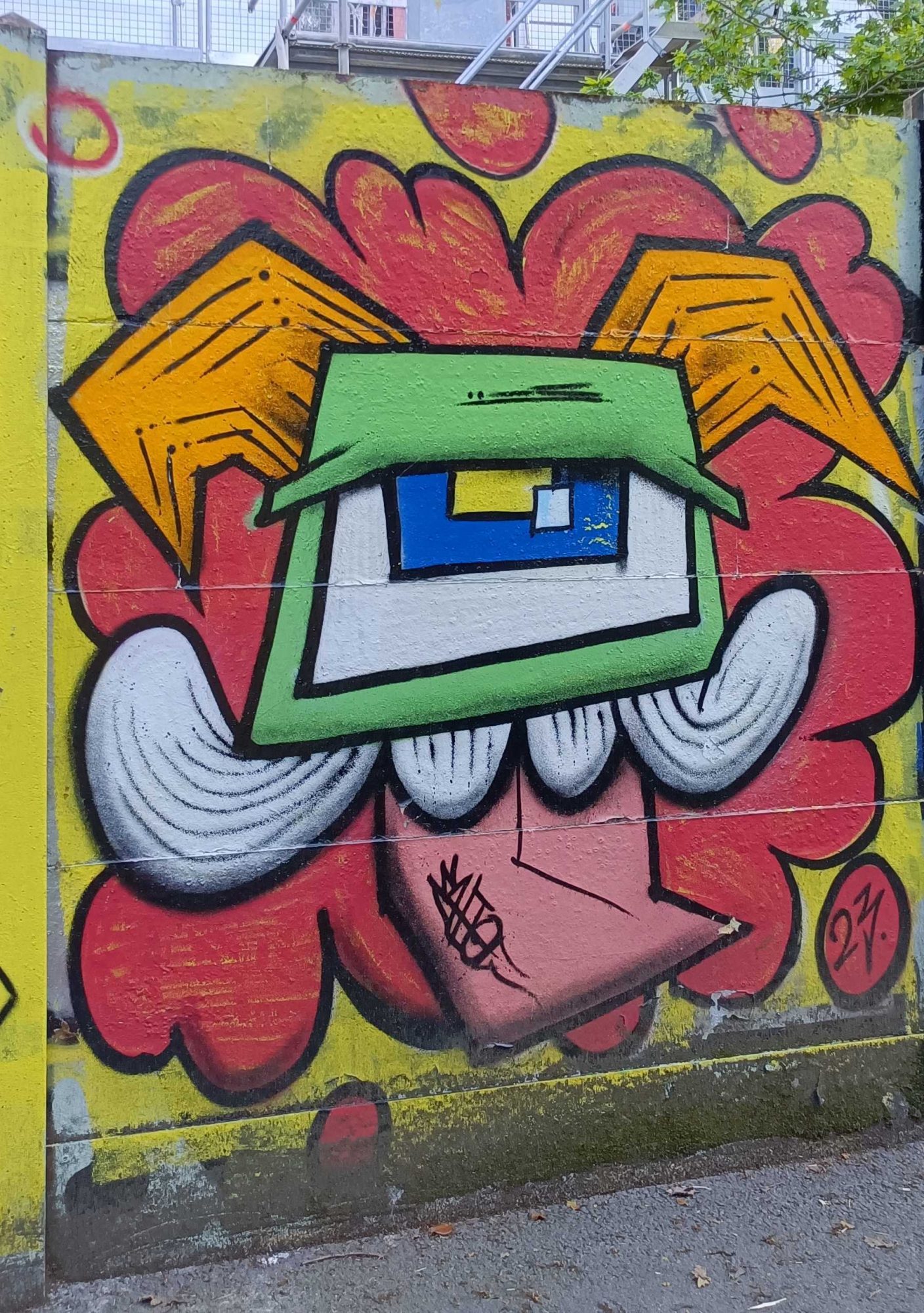 Le personnage à tête d'écran — Street art à Nantes