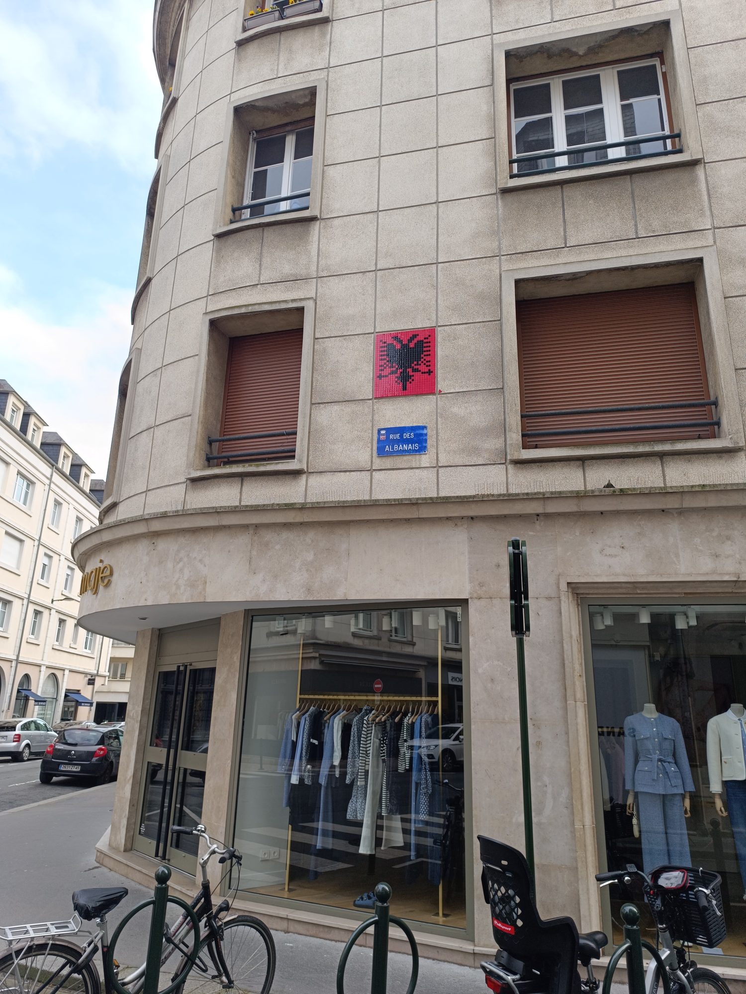 Le drapeau albanais, rue des Albanais — Street art de Mifamosa à Orléans