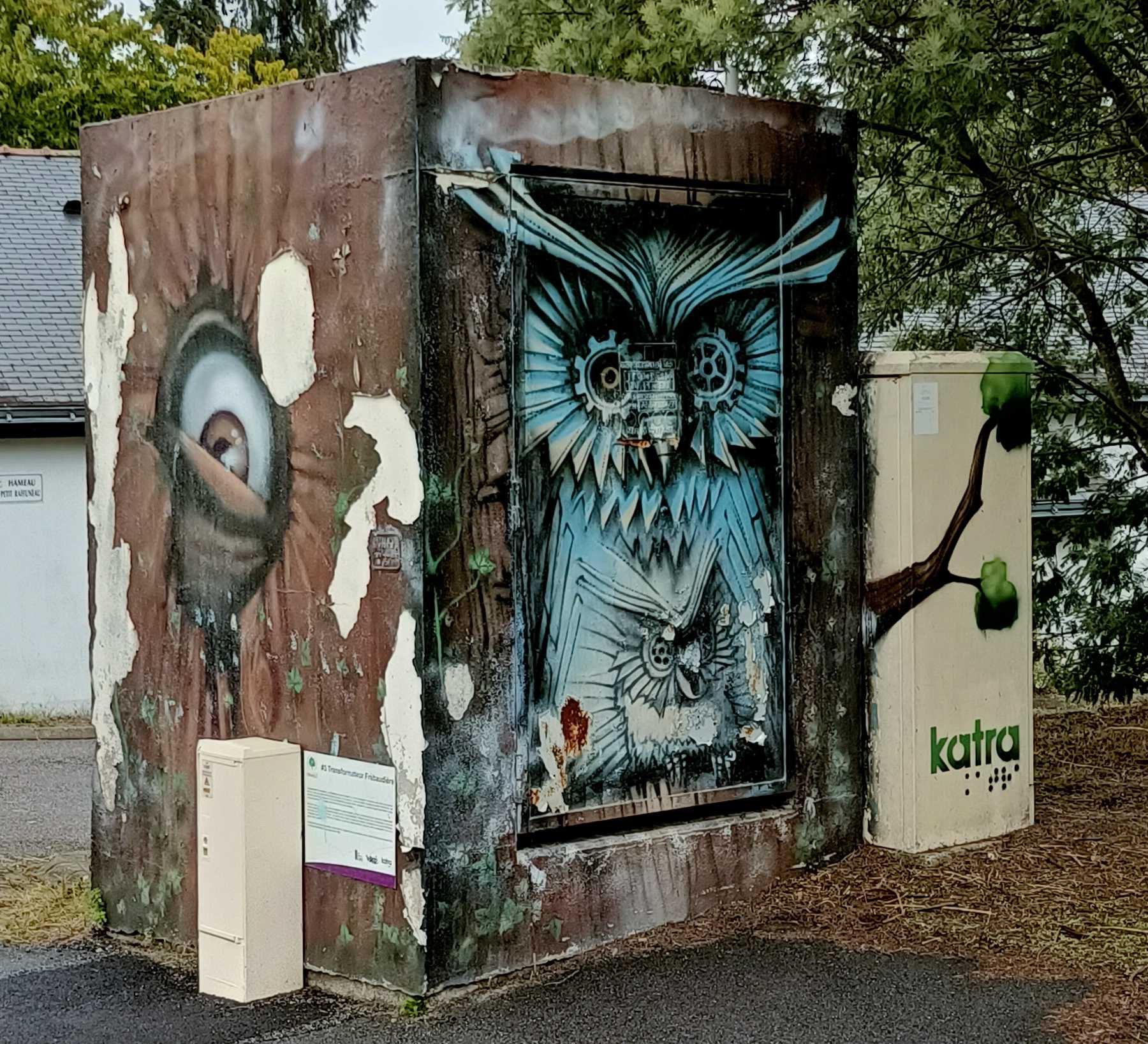 Turquoise Owl on an Electrical Substation — Street art in Orvault