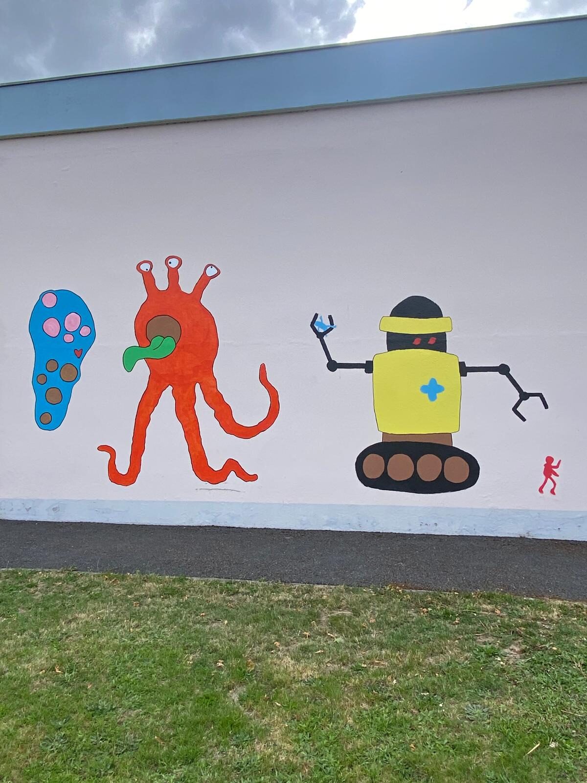 Robots et extraterrestres entre deux bâtiments — Street art de Frob à Guéret