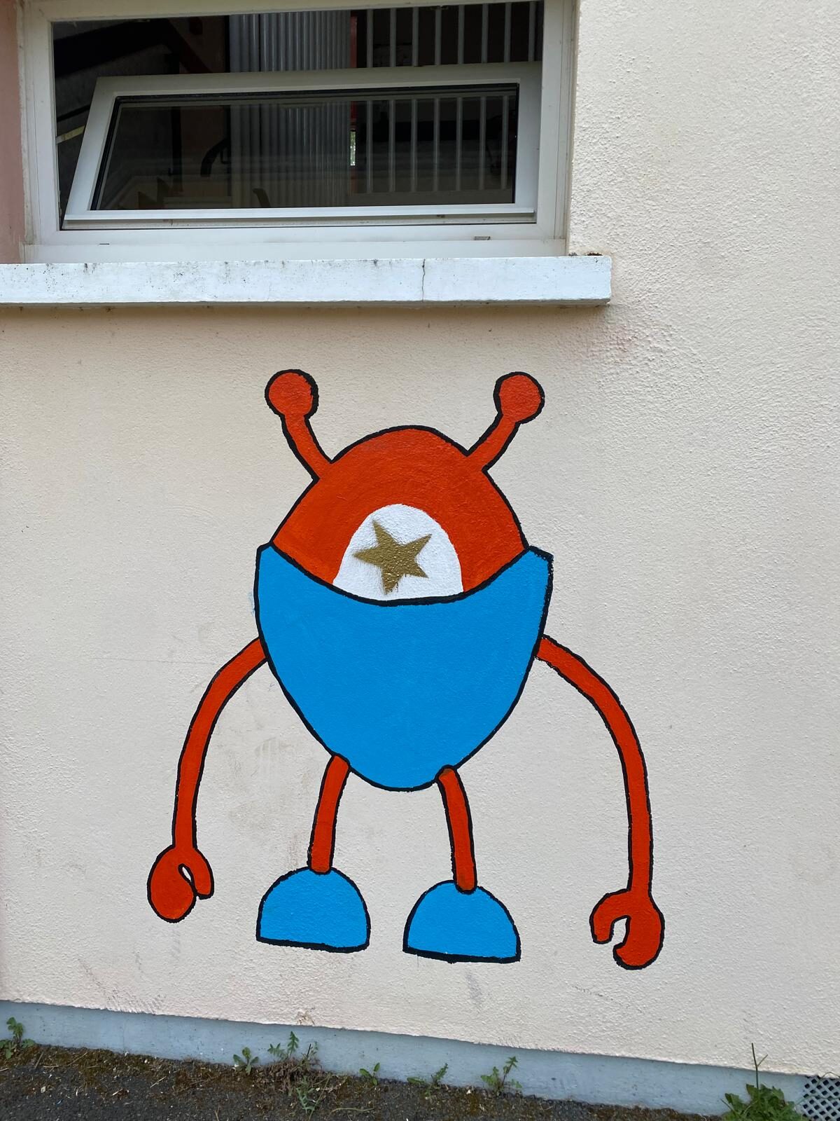 Robots et extraterrestres entre deux bâtiments — Street art de Frob à Guéret