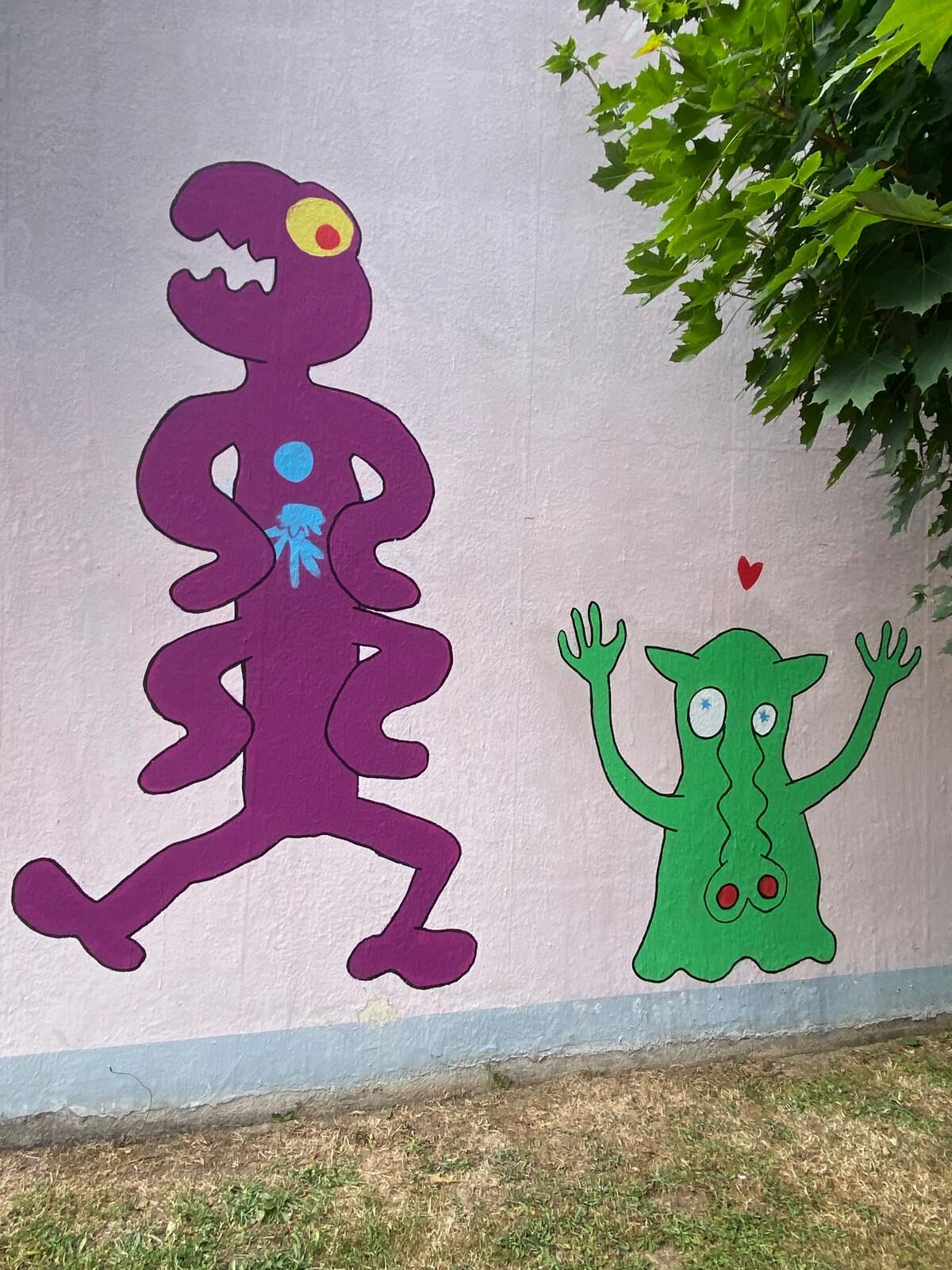Robots et extraterrestres entre deux bâtiments — Street art de Frob à Guéret