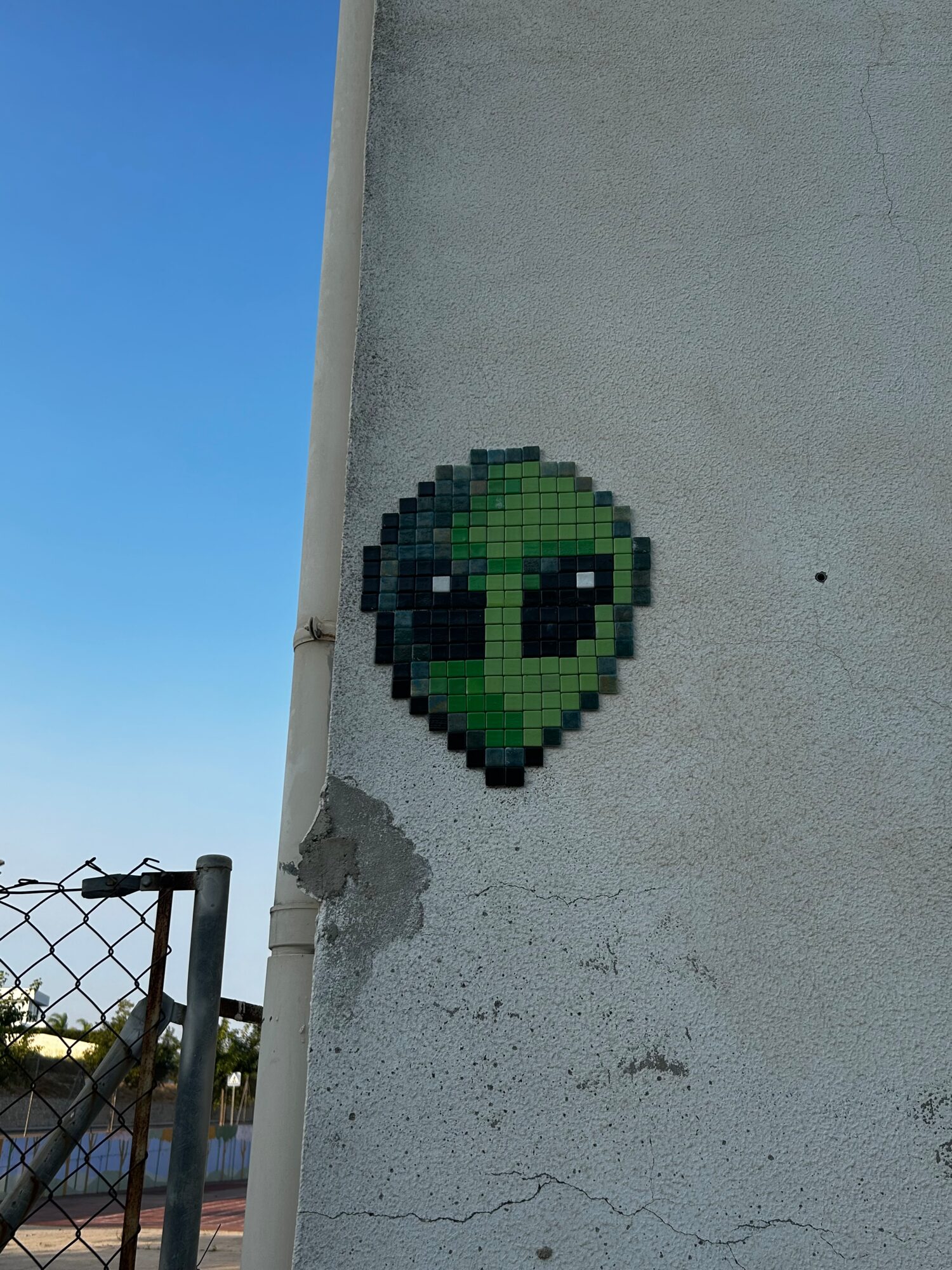 El marciano, extraterrestre en mosaïque — Street art de Astro Boy à Beniarbeig