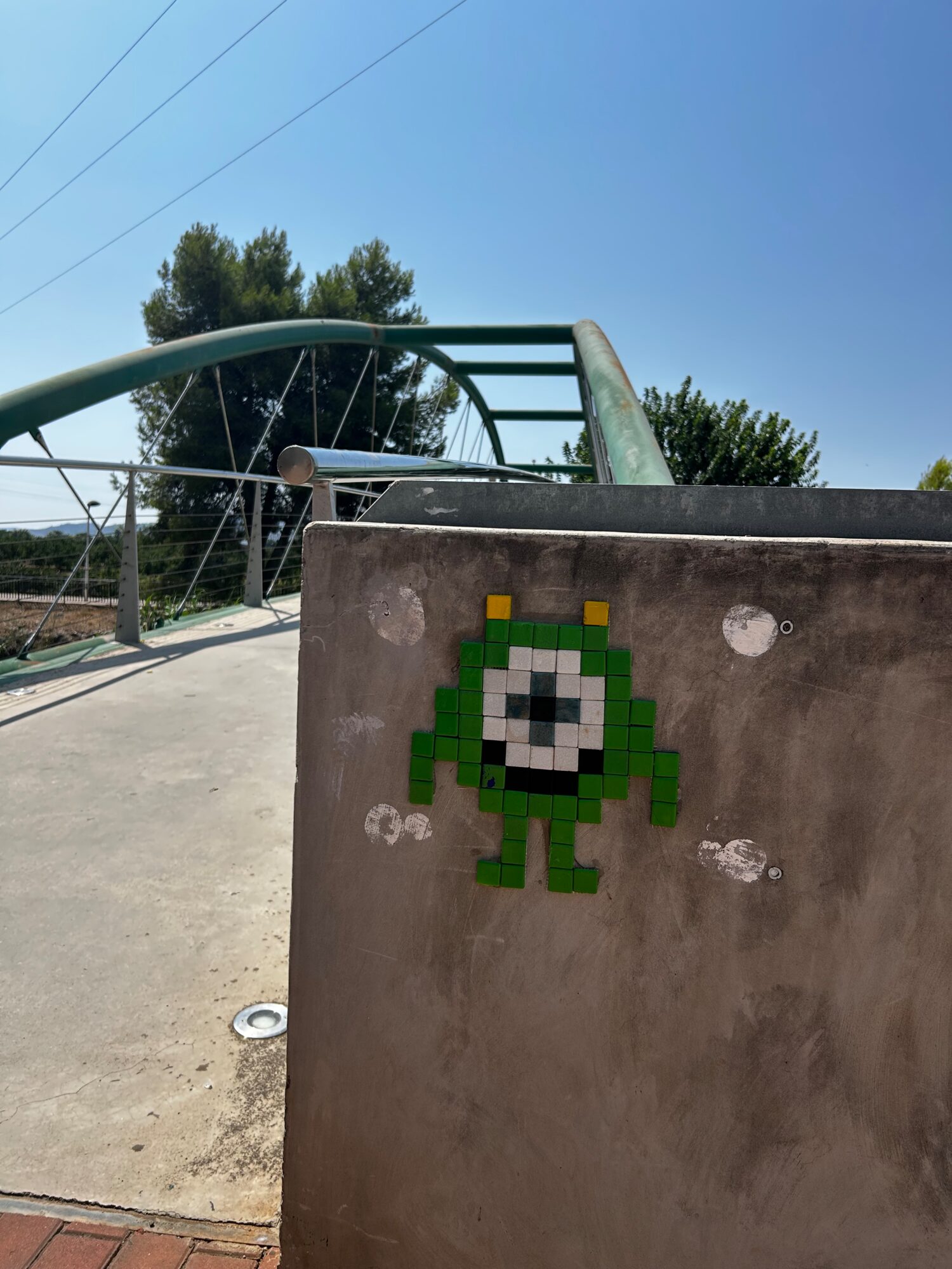 Mike Wazowski en mosaïque — Street art de Astro Boy à Beniarbeig