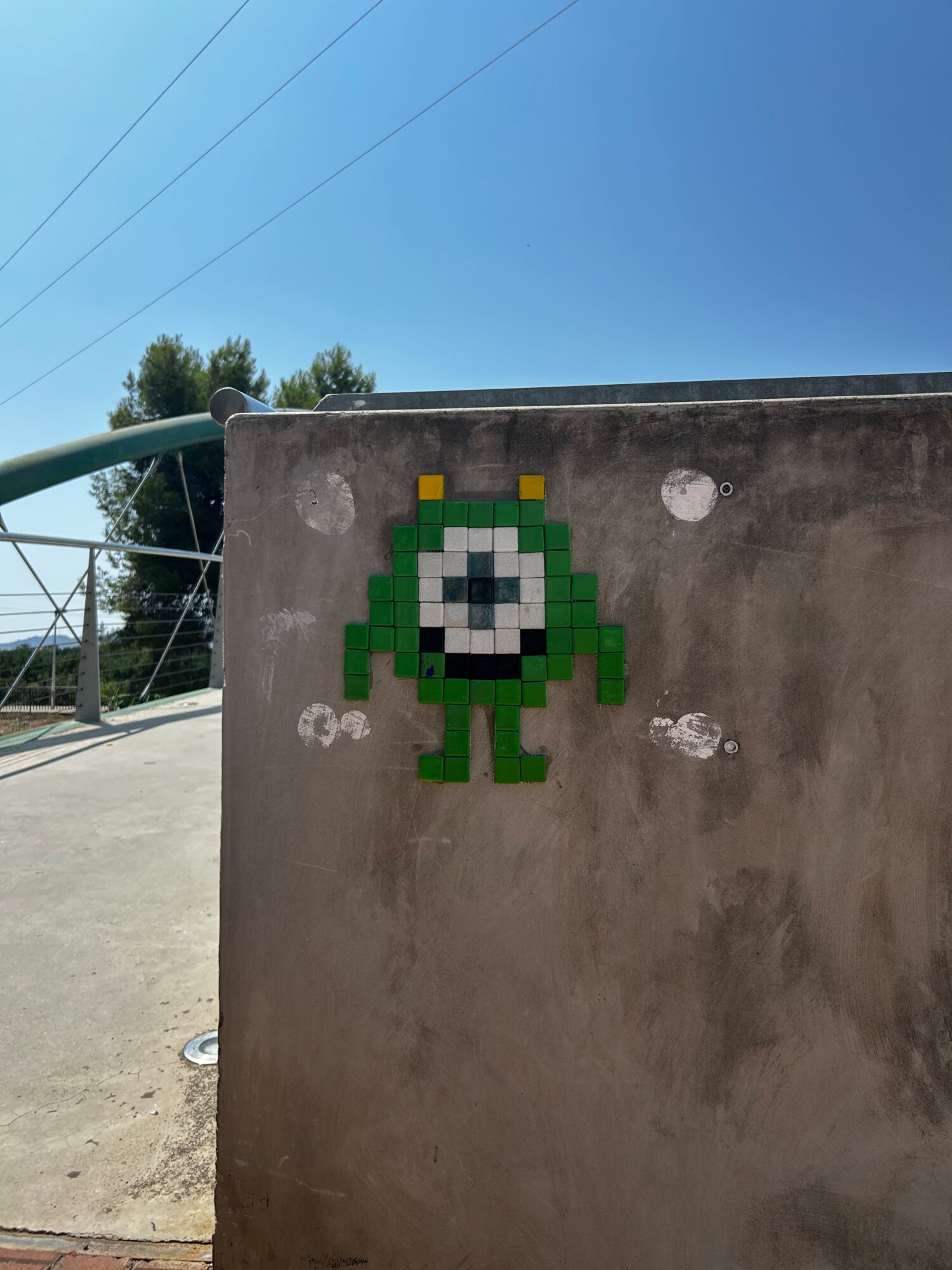 Mike Wazowski en mosaïque — Street art de Astro Boy à Beniarbeig