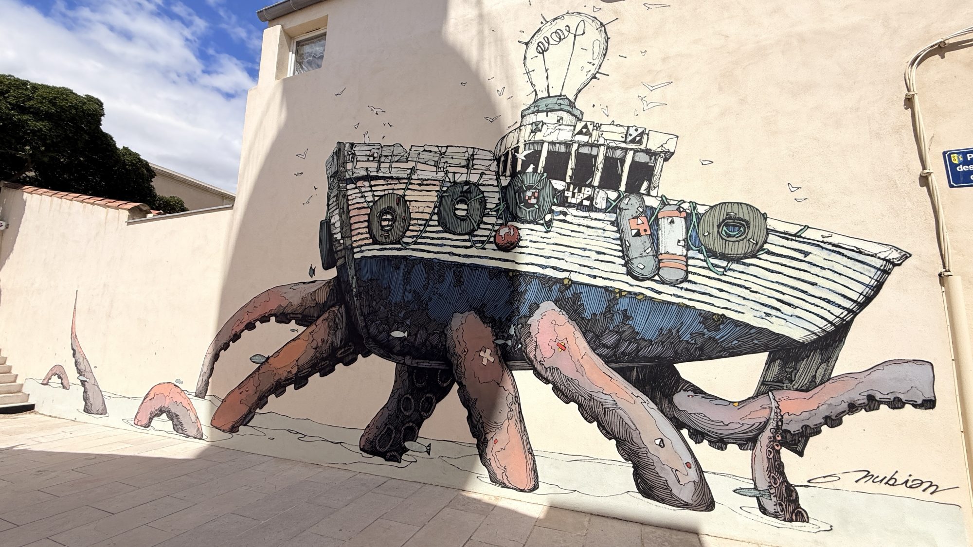 Bateau aux tentacules — Street art de Nubian à Le Grau-du-Roi