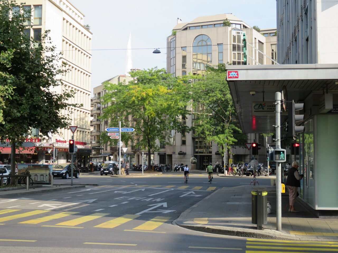 GNV_26, Space Invader on Boulevard Helvétique 40 — Street art by Invader in Genève