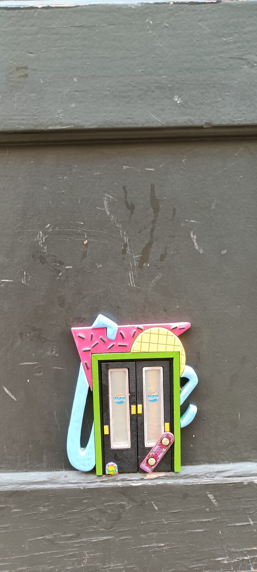Porte miniature à la glace et au skate — Street art de Florizale à Bourges