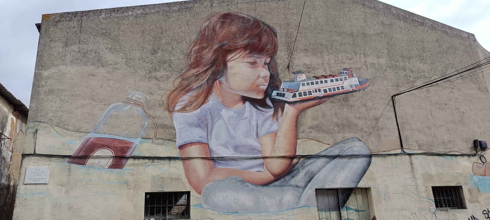 Fillette au cacilheiro par Smile — Street art de SMILE à Almada