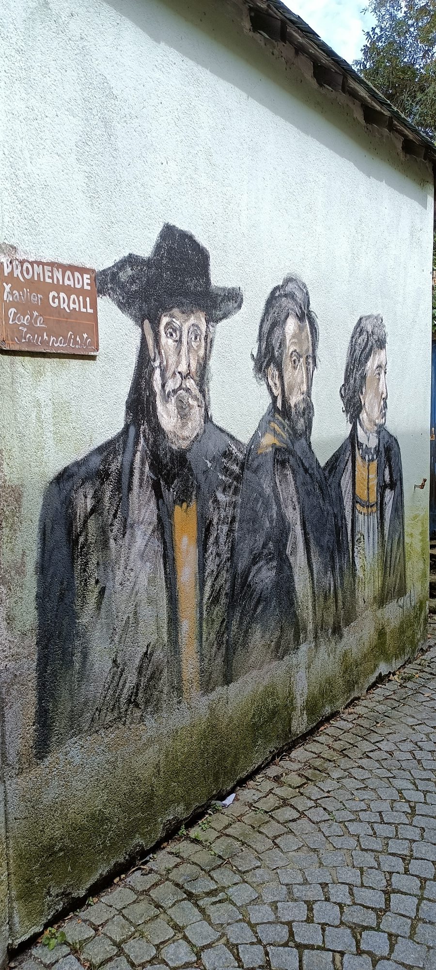 Three Figures of the Xavier Grall Promenade — Street art in Pont-Aven