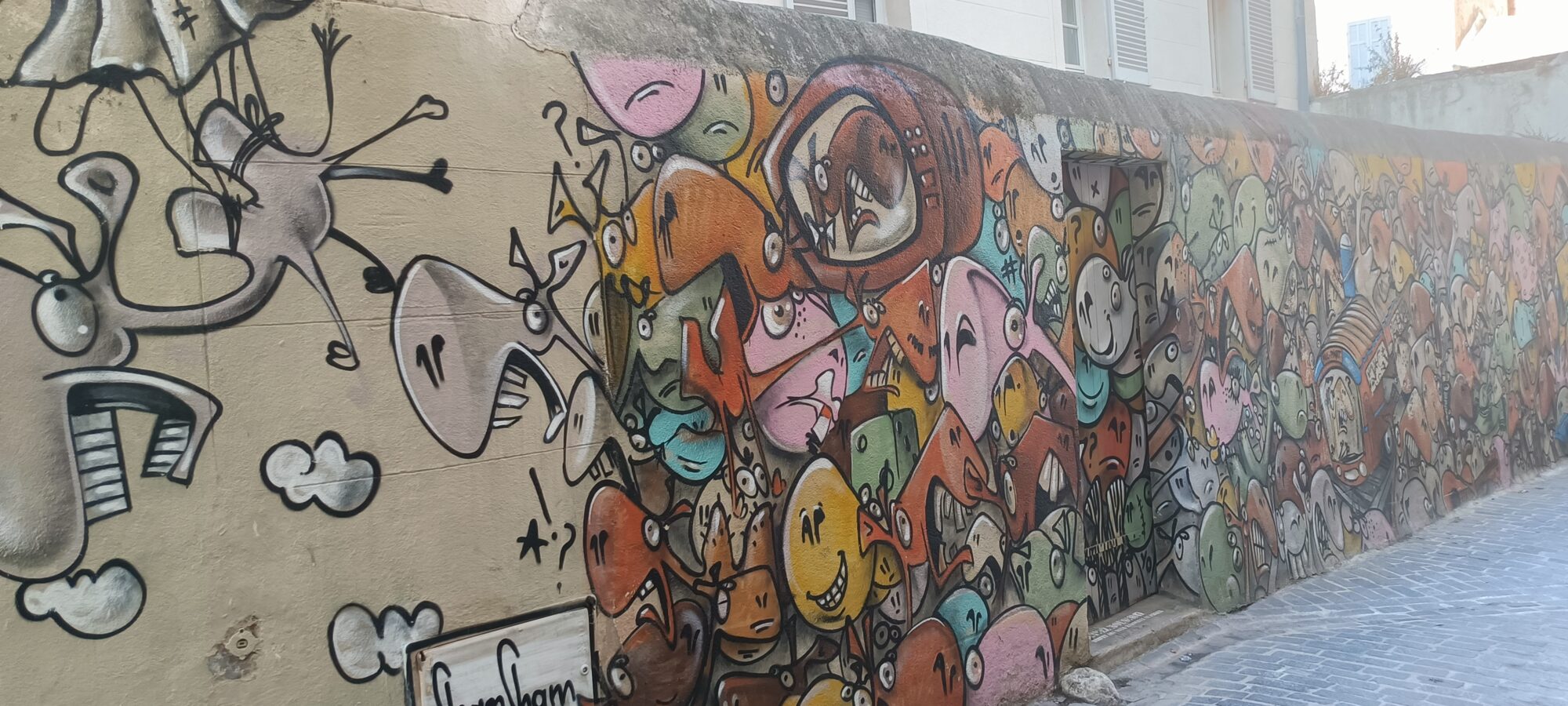 Créatures filiformes du muret du Panier — Street art à Marseille