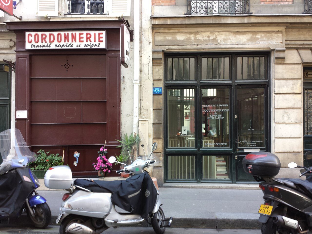 PA_851, Space Invader on 14 bis Rue de la Grande Chaumière — Street art by Invader in Paris