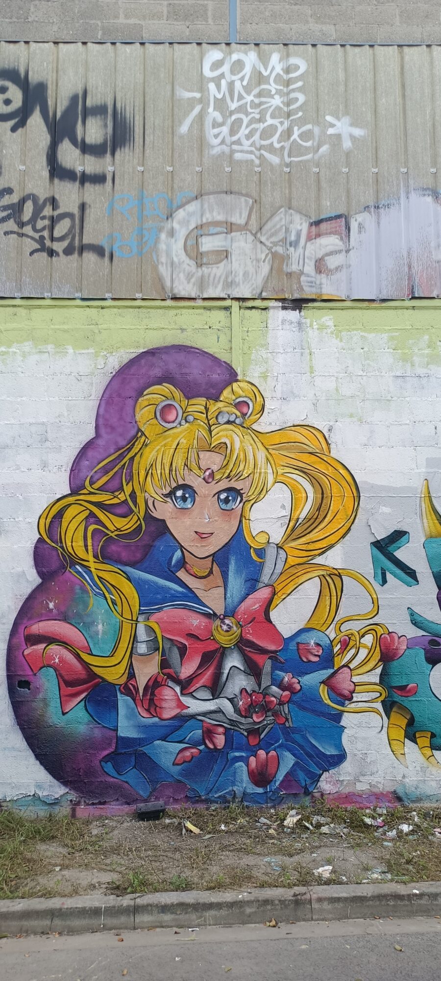 Sailor Moon sur mur de briques blanches — Street art à Reims