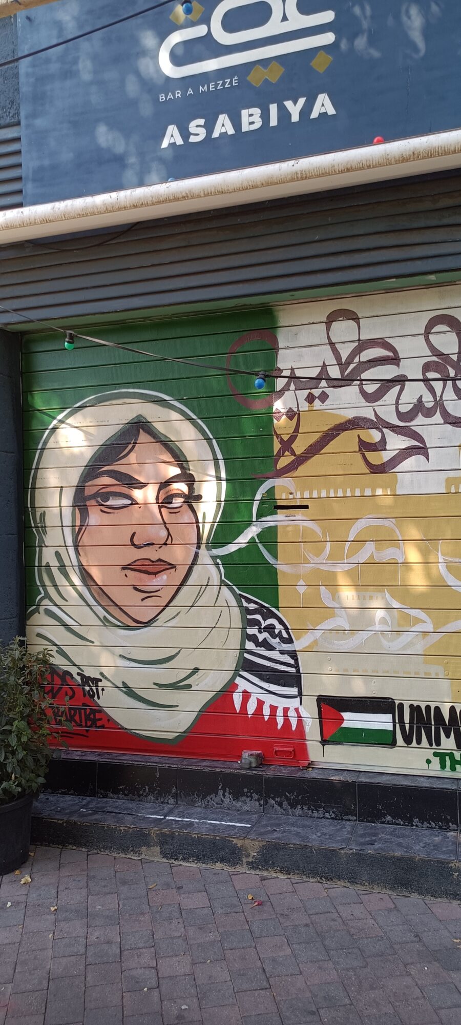 Keffiyeh portrait on a roller shutter — Street art in Marseille