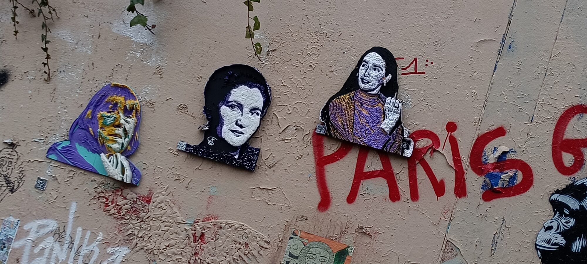 Trois portraits de femmes collés rue du Calvaire — Street art à Paris