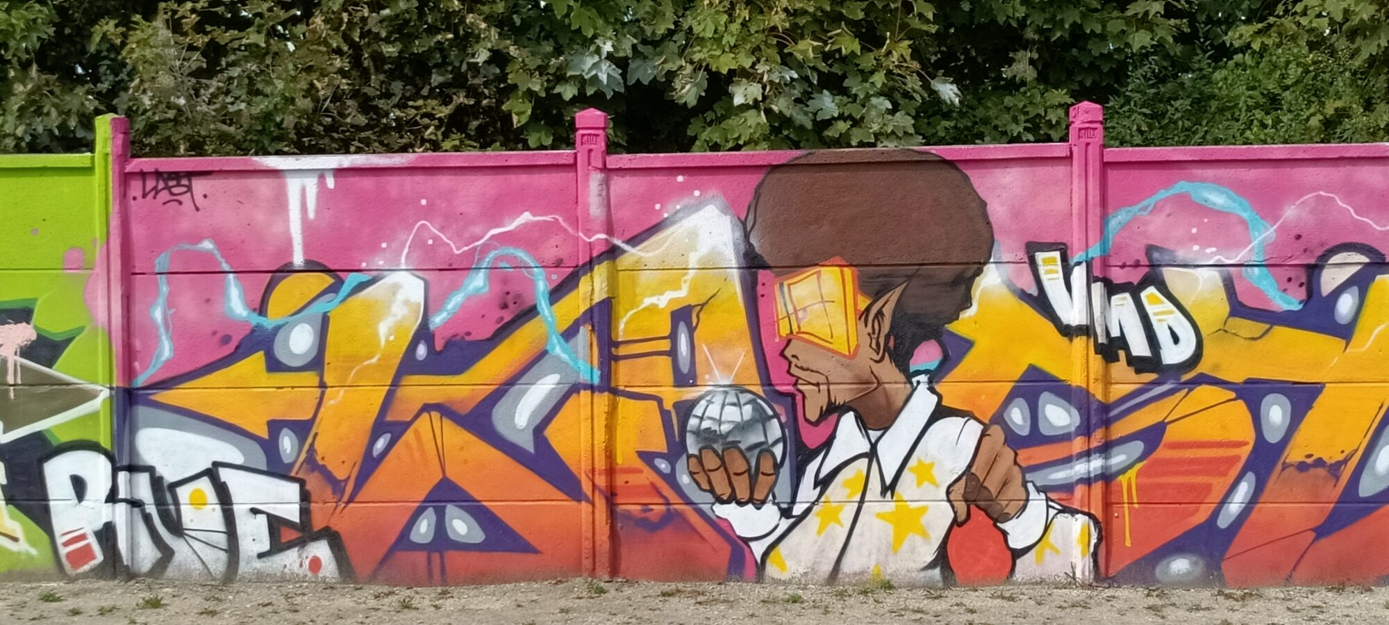 Homme à l'afro tenant une boule à facettes — Street art à Reims