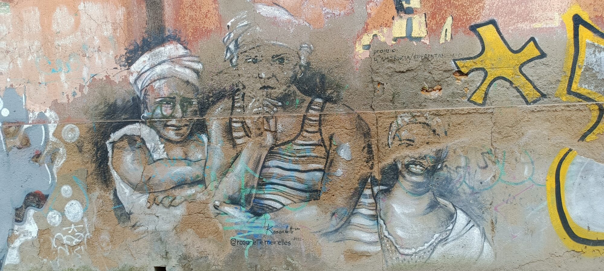Femmes aux foulards par Rosarlette Meirelles — Street art de Rosarlette Meirelles à Almada