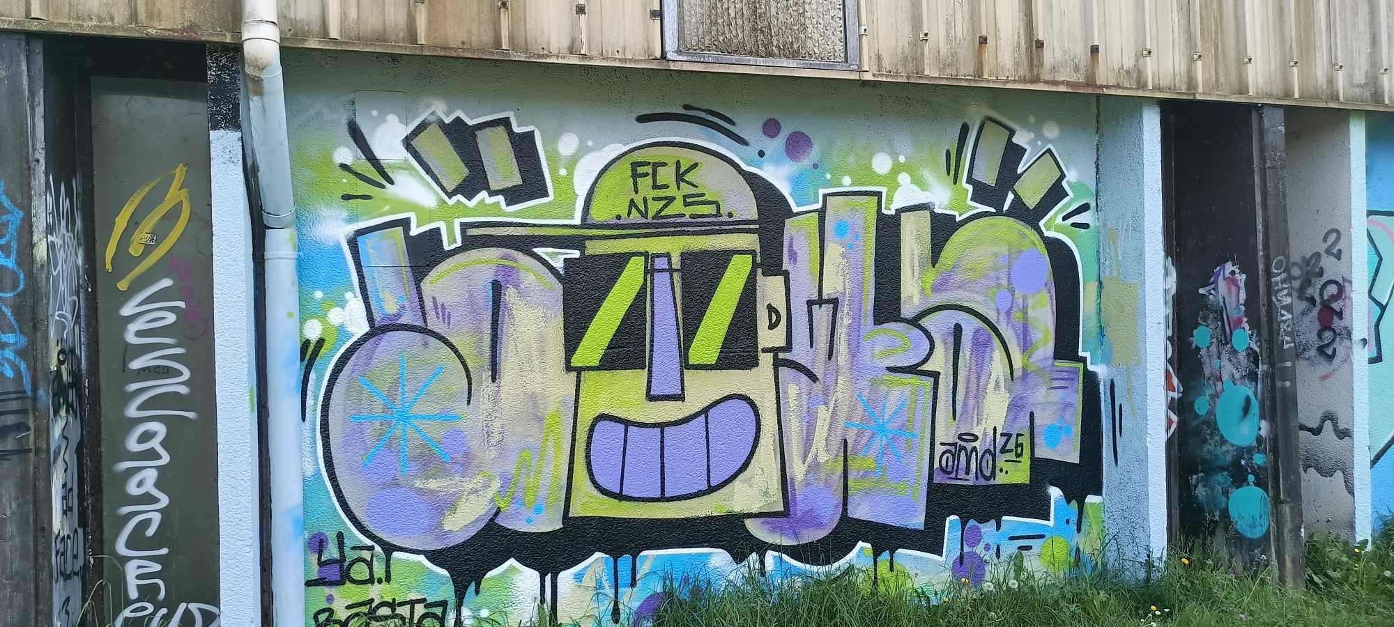 Robot souriant vert et violet — Street art à Sainte-Luce-sur-Loire