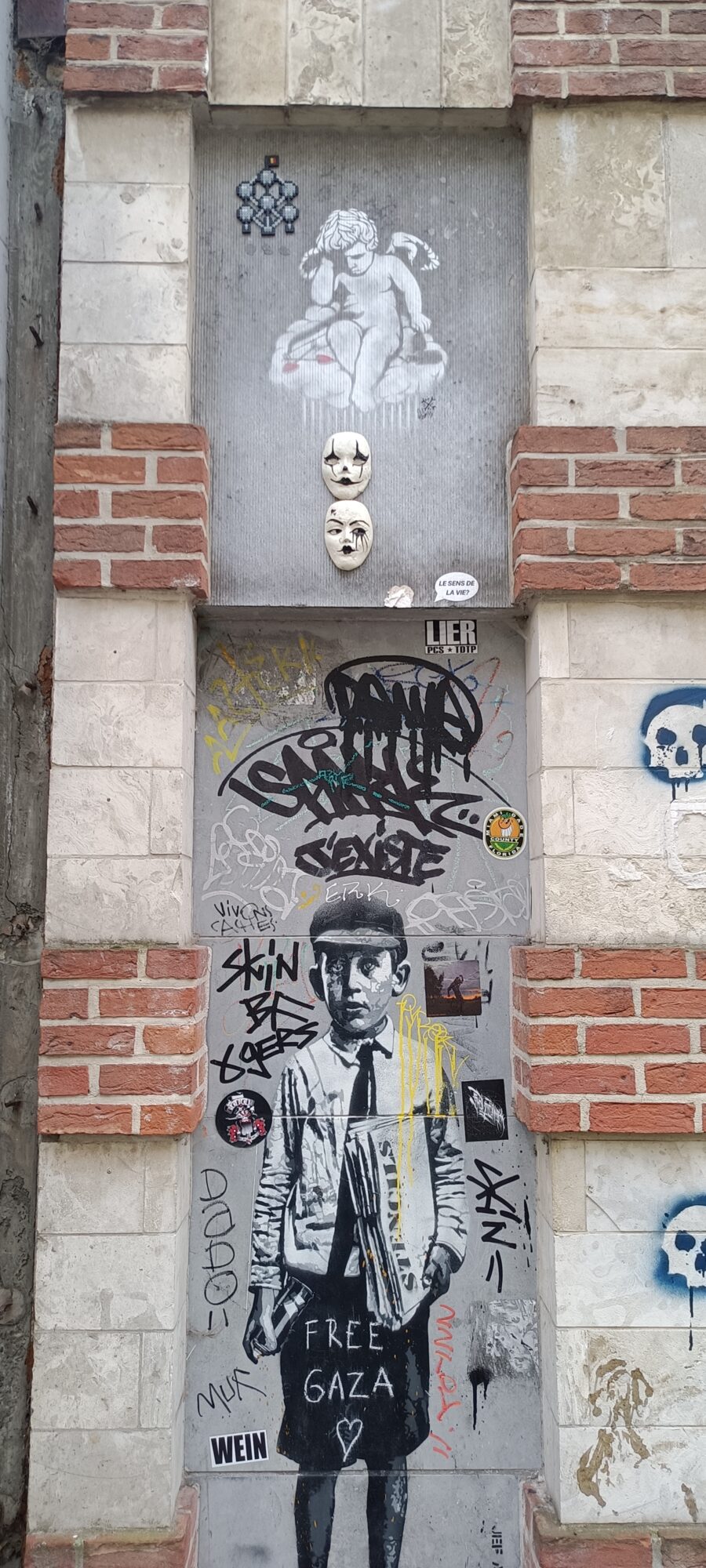 Paste-up and Stencil Panel on Rue des Renards — Street art in Bruxelles