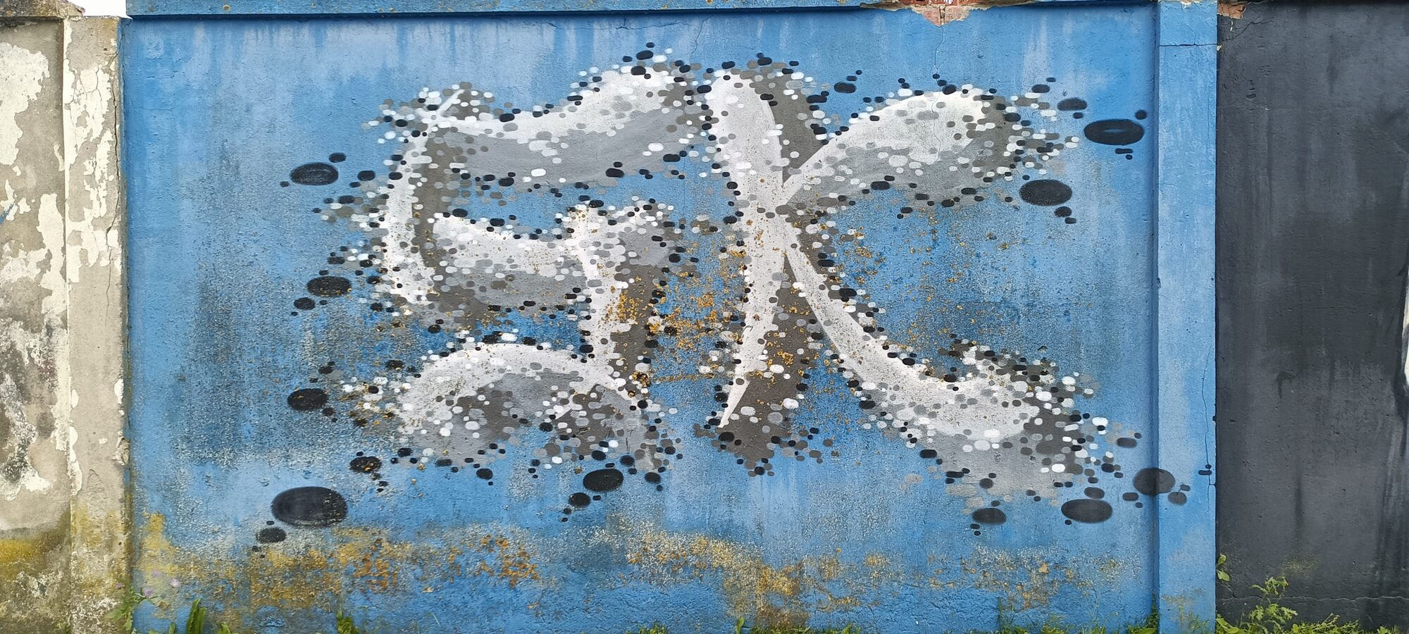 Lettrage bulle piqueté de blanc — Street art à Lisboa