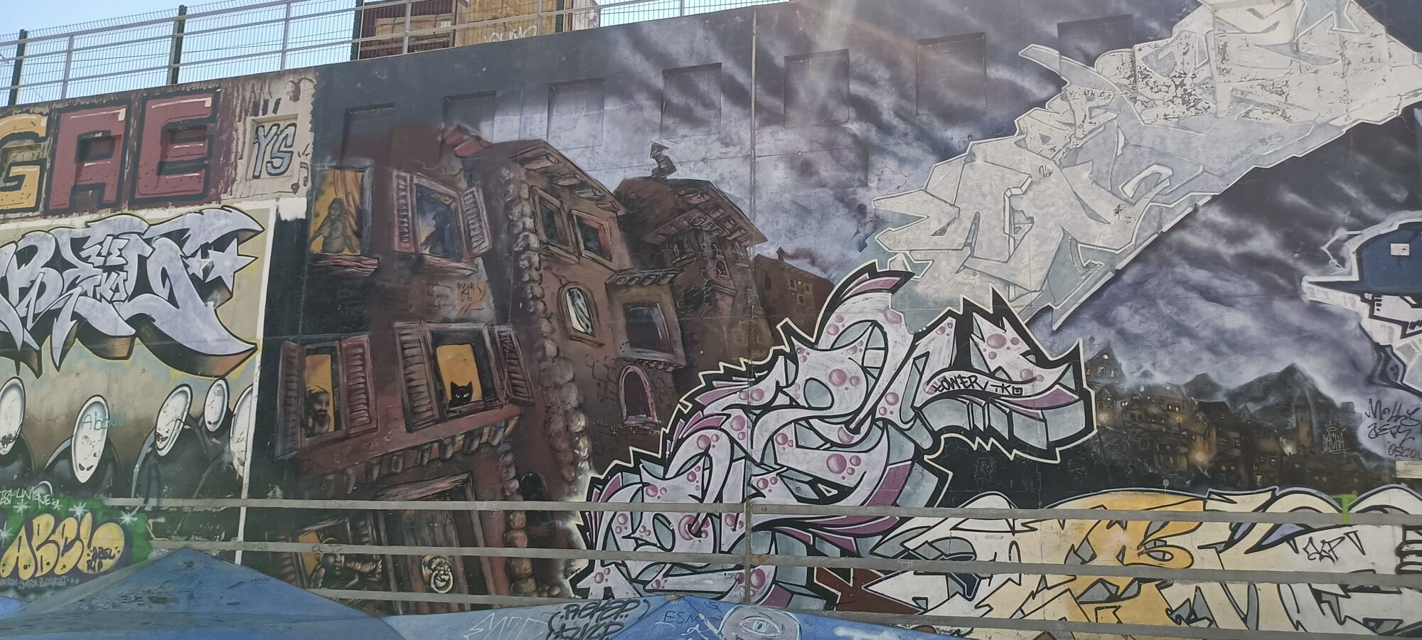 Marseille Building in the Storm — Street art in Marseille